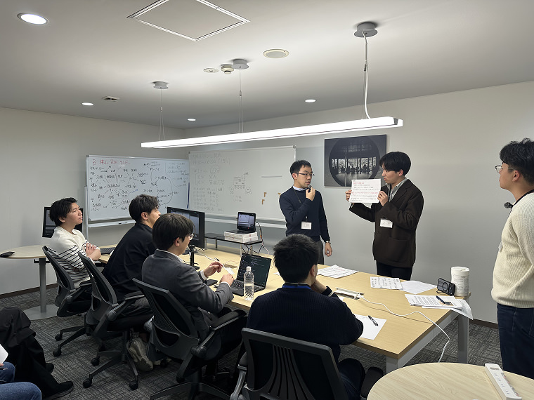 先輩コンサルタントに成果を発表中