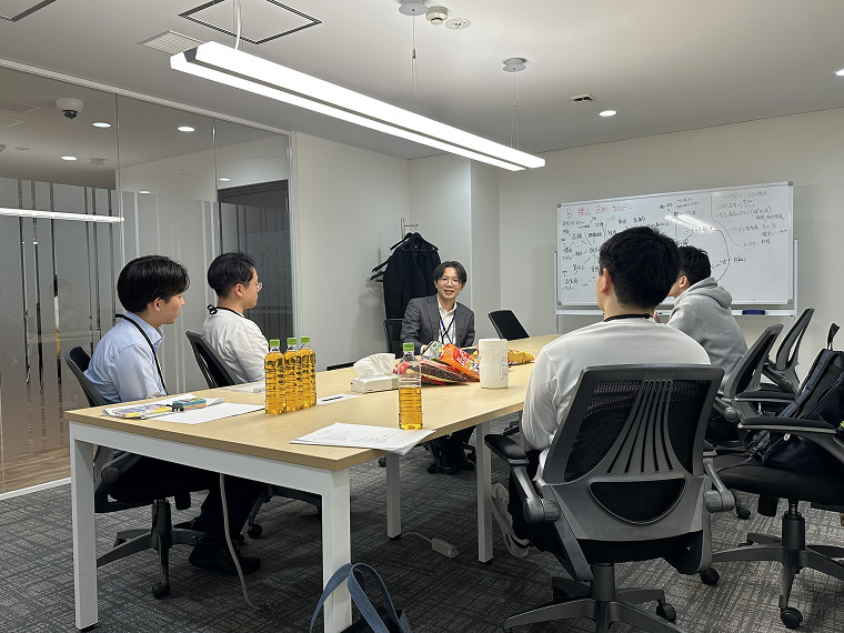 代表 小林の話に耳を傾けるインターン生